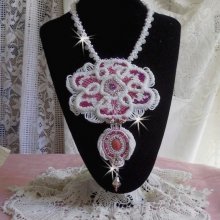 Collier plastron Chloé brodé avec une dentelle de perles tout en finesse, des cristaux de Swarovski, des perles nacrées et des rocailles Miyuki